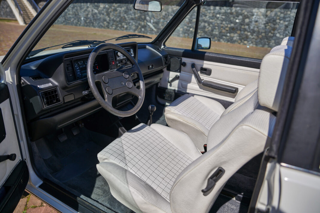 627e394fd2c3d10e41bae7aa_VW Golf Cabrio - 25