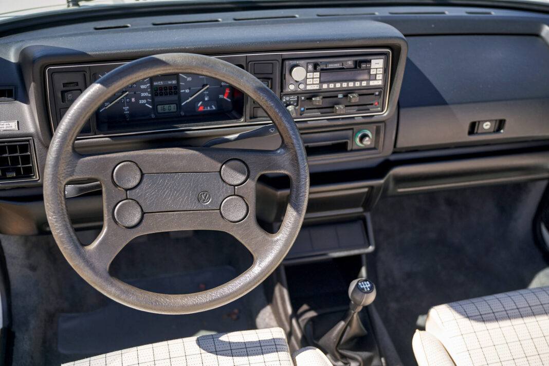 627e3a47f8a4f2ae57319441_VW Golf Cabrio - 30